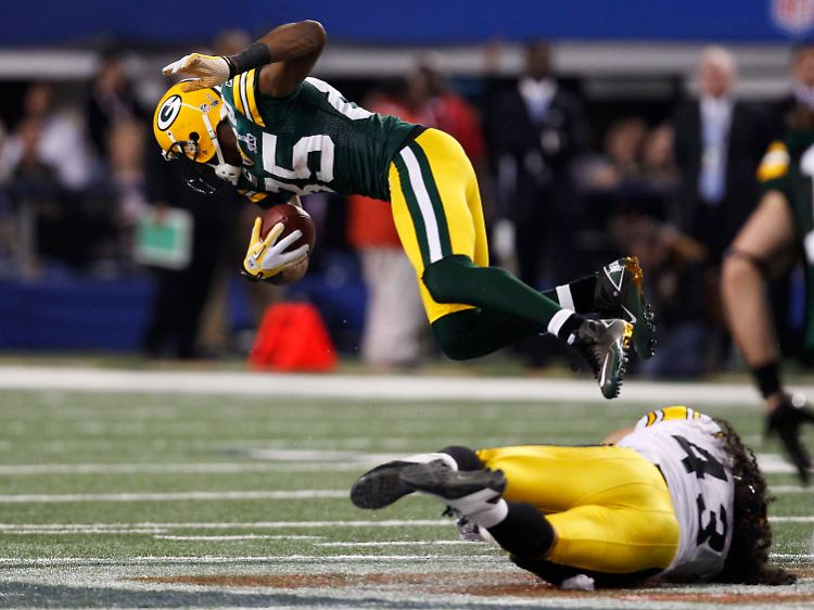Wide Receiver Greg Jennings von den Green Bay Packers vermeidet artistisch ein Tackling von von Troy Polamalu (Pittsburgh Steelers).