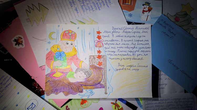 "Lieber St. Nikolaus! Meine Mutter sagt, dass ich ein guter Junge bin. Mein Wunsch ist die Rückkehr meines Vaters aus der russischen Gefangenschaft", schreibt ein Elfjähriger aus der Ukraine auf eine Postkarte.