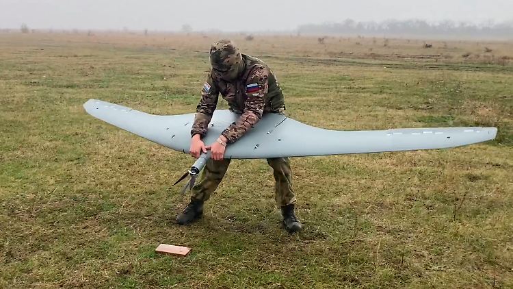 Ein russischer Soldat bedient eine Supercam-Drohne an einem nicht näher bezeichneten Ort.