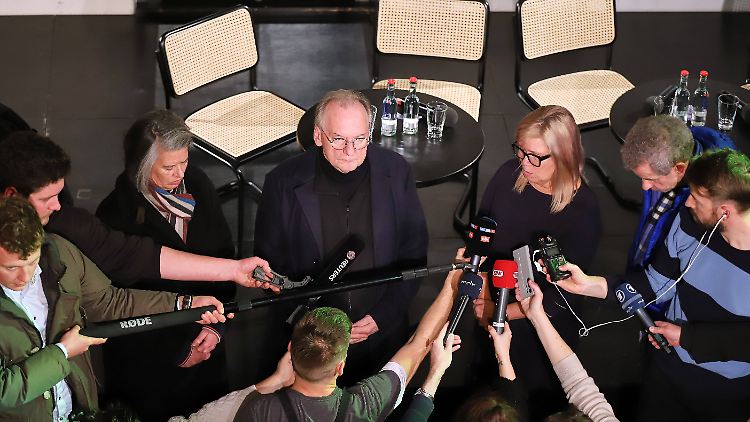 "Eine solche Tragödie an einem Ort, an dem Familien und Freunde voller Vorfreude auf das Fest gemeinsam schöne Stunden verbringen wollten, macht fassungslos", sagte Haseloff vor dem Besuch des Tatorts.