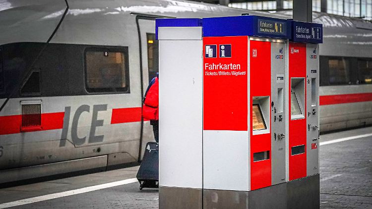 Die Bahn steuere die Preise, damit die Züge an Weihnachten "gleichmäßig ausgelastet" seien.