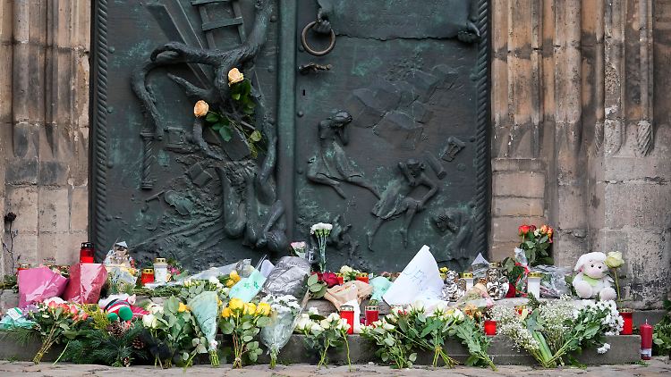 Mit Blumen und Kerzen gedenken Menschen in Magdeburg der Opfer.