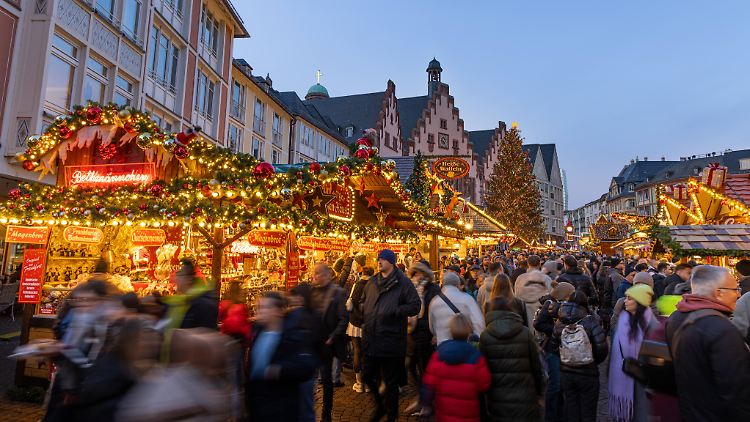 Hessen wird die Polizeipräsenz für die kommenden Tage "noch einmal deutlich hochfahren" - auch hier auf dem Frankfurter Weihnachtsmarkt.