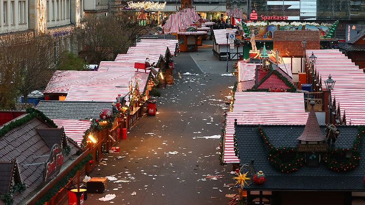 Geschlossene Stände an der Stelle, an der ein Auto auf einem Magdeburger Weihnachtsmarkt in eine Menschenmenge fuhr.