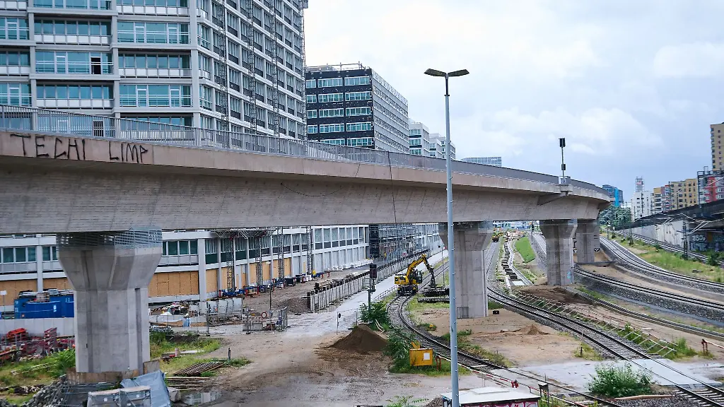 Zwischen-den-S-Bahn-Linien-Westhafen-und-Wedding-fuehrt-die-noch-unbefahrene-Bruecke-ueber-den-Nordhafen