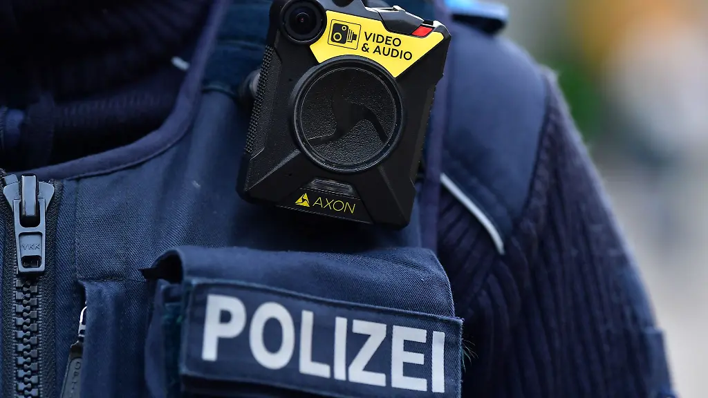 Eine-Polizeimeisterin-ist-mit-einer-mobilen-Koerperkamera-auf-Streife