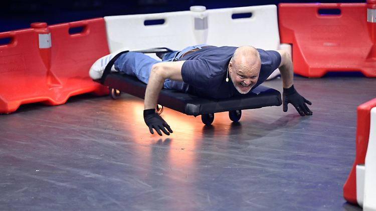 Beim Rollbrettfahren beweist Stefan Raab Comeback-Qualitäten.