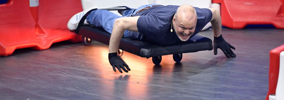 Beim Rollbrettfahren beweist Stefan Raab Comeback-Qualitäten - Quelle RTL Markus Hertrich.jpg