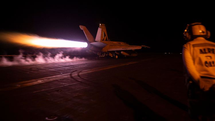 Ein F/A-18E Super Hornet-Kampfflugzeug der US-Marine startet vom Flugdeck des Flugzeugträgers USS Dwight D. Eisenhower zu einem nächtlichen Einsatz. 
