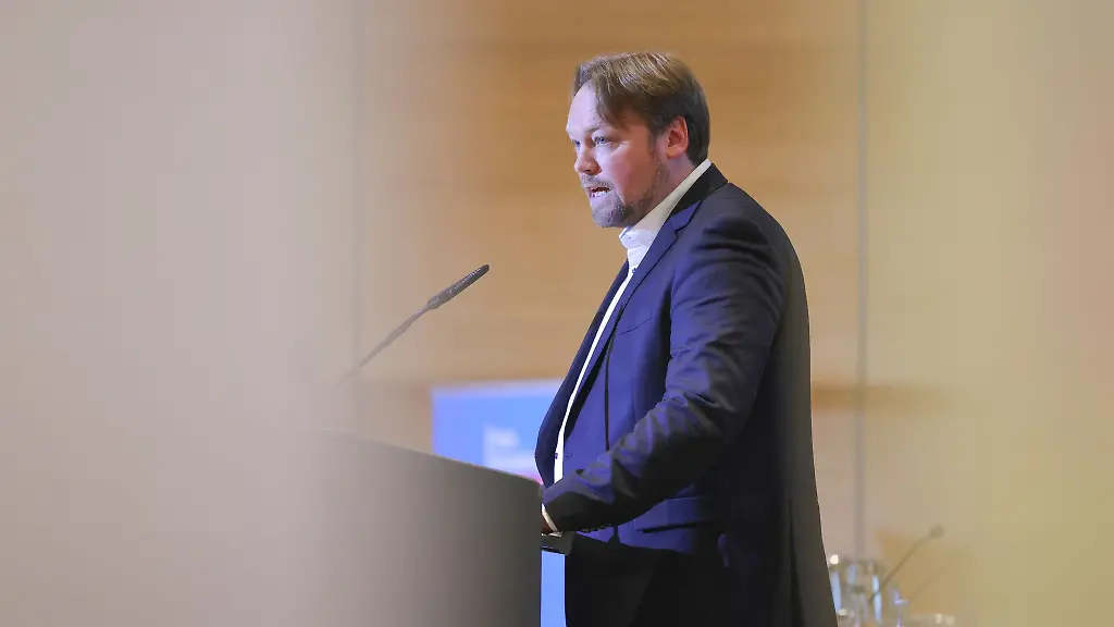 Oliver-Kumbartzky-Vorsitzender-der-FDP-Schleswig-Holstein-spricht-auf-einem-Parteitag