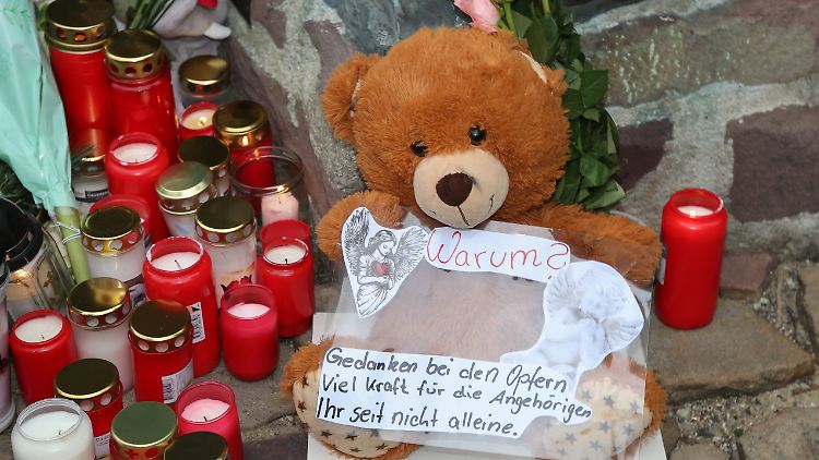 Seine Mutter bezeichnete André im Nachruf als "kleinen Teddybär". Ein solcher wurde zum Gedenken an der Johanniskirche niedergelegt.