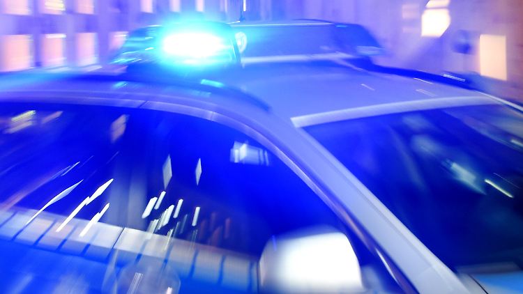 Die Polizisten brachten das Mädchen zurück zu ihren Eltern. 