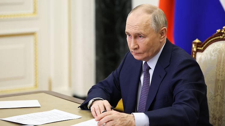  "Wer auch immer und in welchem Ausmaß auch immer versucht, zu zerstören, wird selbst das Vielfache an Zerstörung erleben und bereuen, was er in unserem Land versucht hat", sagte Putin bei einer offiziellen Zeremonie. 