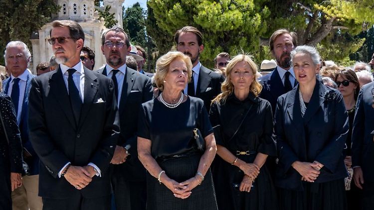 Mitglieder der ehemaligen griechischen Königsfamilie bei einer Beerdigung in Athen im August 2024.