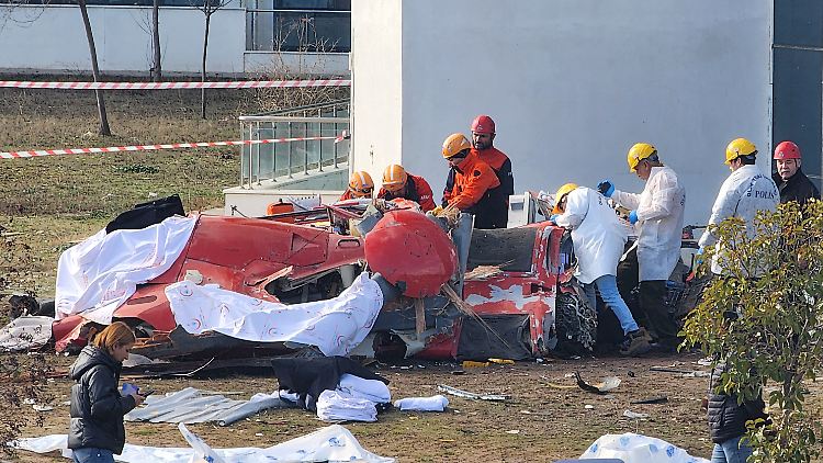 Forensische Experten der Polizei untersuchen das Wrack.