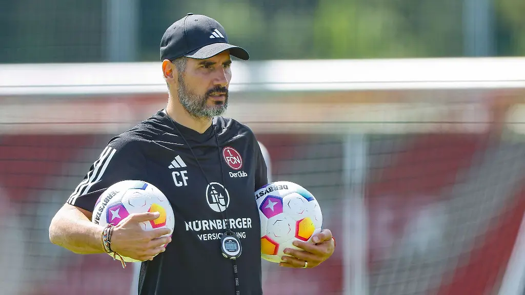 Der-neue-Cheftrainer-Cristian-Fiel-leitet-das-Training