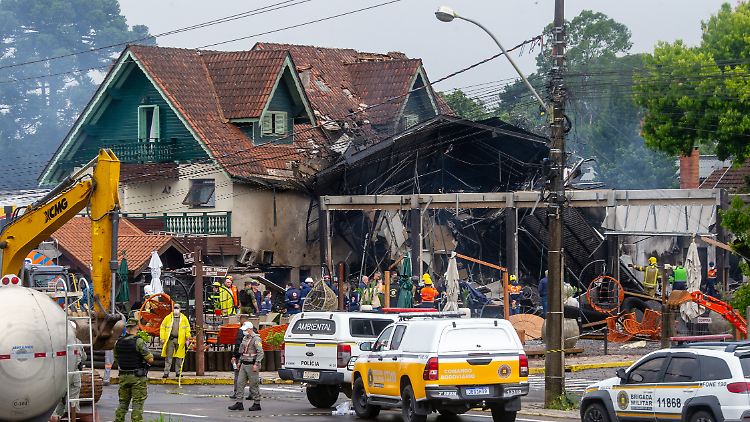 Nach einem Bericht des Portals "G1" traf der herabstürzende Flieger in der Kleinstadt ein Wohnhaus, ein Möbelgeschäft, ein Gasthaus und den Schornstein eines weiteren Gebäudes.