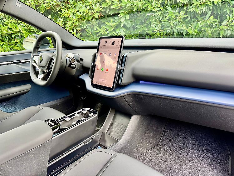 Während die Smart einen 16:9-Bildschirm plus Kombiinstrument bieten, muss man im Volvo mit einem einzigen Touchscreen im Querformat auskommen.