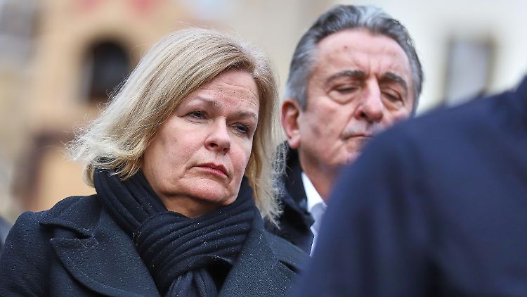 Faeser besuchte den Tatort auf dem Magdeburger Weihnachtsmarkt.