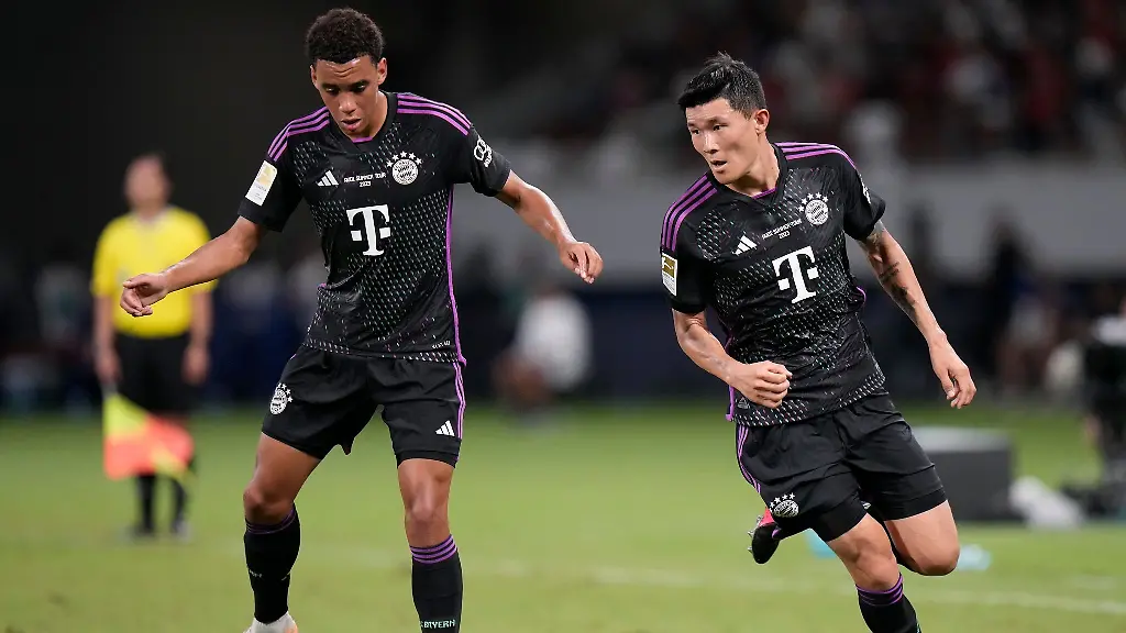 Jamal-Musiala-l-und-Min-Jae-Kim-beim-Testspiel-gegen-Kawasaki-Frontale