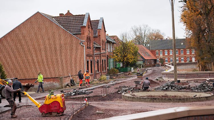 Das Neugeschäft im Tiefbau, wozu der staatlich dominierte Straßenbau zählt, wuchs um 5,6 Prozent zum Vormonat. 