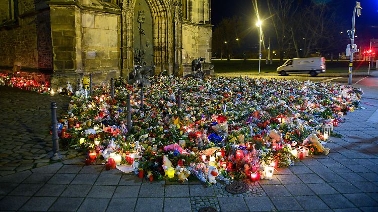 Mit Blumen und Kerzen vor der Johanniskirche wird der Opfer des Anschlags gedacht.