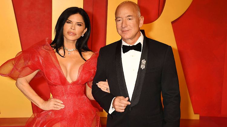 Das Glamourpaar Jeff Bezos und Lauren Sánchez - verlobt, aber (noch) nicht verheiratet. Und dabei soll es dem Amazon-Gründer zufolge auch erst einmal bleiben.