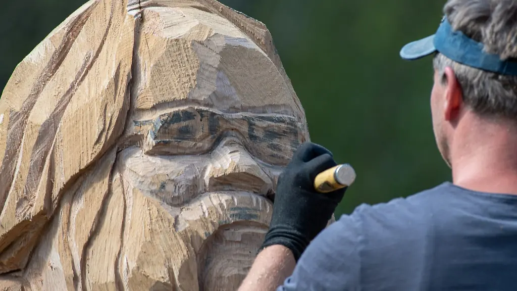 Tim-Weigelt-Holzbildhauer-fertigt-beim-Holzbildhauersymposium-in-Zinnowitz-eine-Holzskulptur-von-Wolfgang-Bordel