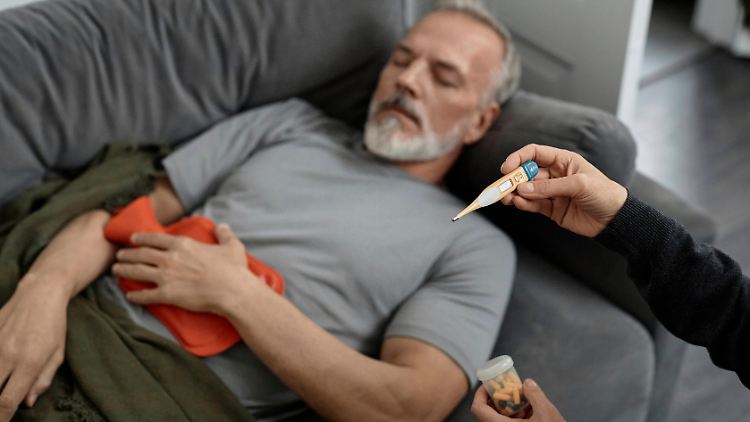 Die meisten Deutschen lagen 2024 flach wegen "Erkältungs-Diagnosen wie zum Beispiel Grippe, Bronchitis und auch Corona-Infektionen", so TK-Vorstandschef Baas.