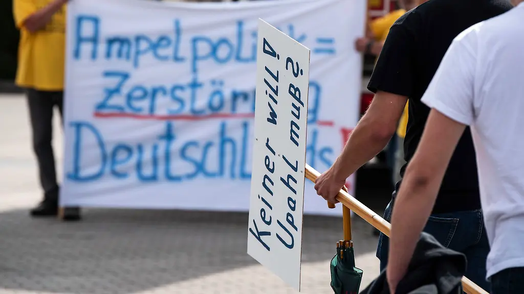 Menschen-treffen-sich-u-a-mit-einem-Schild-Keiner-will-Upahl-muss