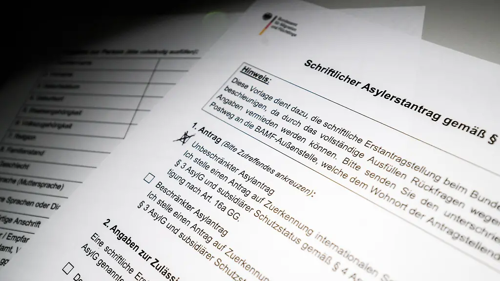 Ein-schriftlicher-Asylerstantrag-des-Bundesamt-fuer-Migration-und-Fluechtlinge-BAMF-liegt-auf-einem-Tisch