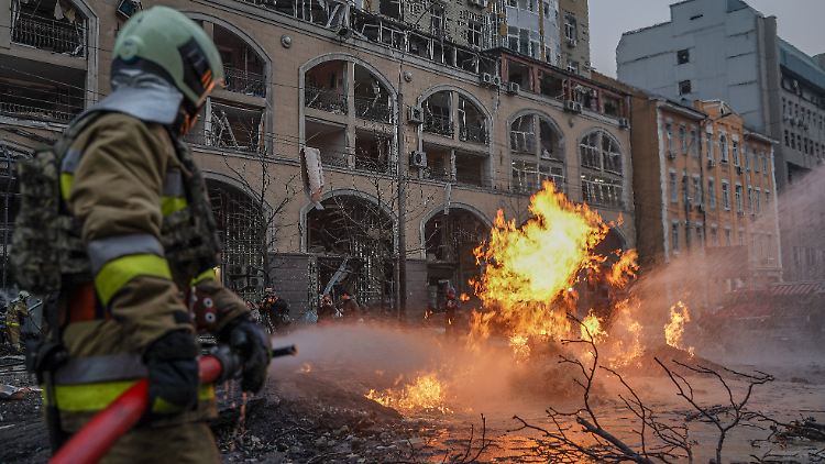 Die Folgen des von Russland abgefeuerten Raketenangriffs auf die ukrainische Hauptstadt Kiew am 20. Dezember. 