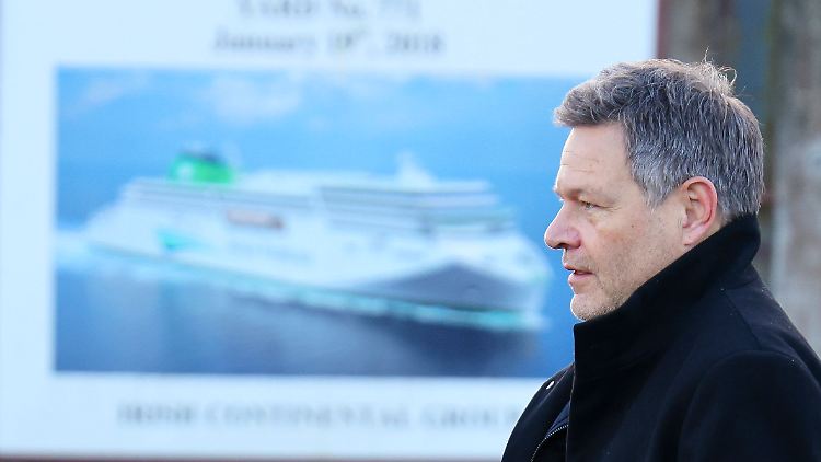 Habeck - hier am Standort Flensburg - sagte, er habe mit Interessenten über die Werften gesprochen.