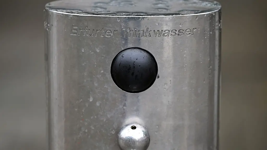Erfurter-Trinkwasser-steht-an-einem-Trinkbrunnen-in-der-Erfurter-Innenstadt