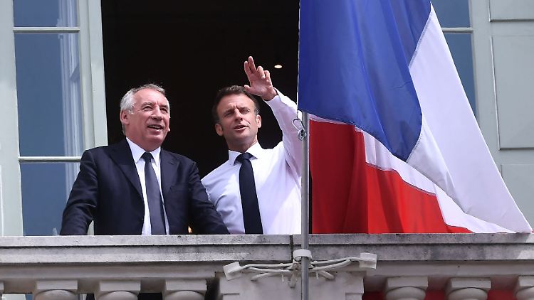Macron (r.) ernannte Bayrou Mitte Dezember zum neuen Premier.