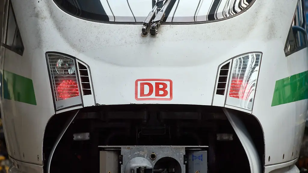 Das-Logo-der-Deutschen-Bahn-ist-auf-der-Front-eines-ICE-zu-sehen