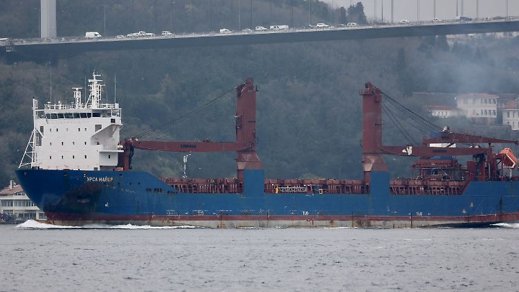 Die russische "Ursa Major" passiert im April 2023 den Bosporus.