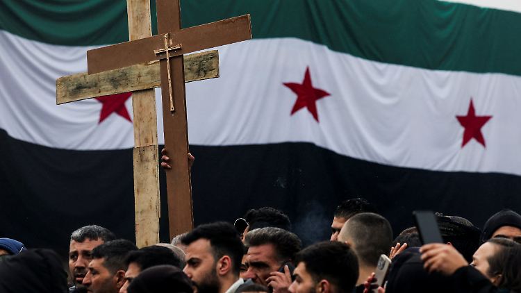 In Syrien protestieren Menschen landesweit für den Schutz religiöser Minderheiten. 