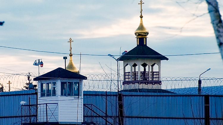 Ein Blick von außen auf die Gefängniskolonie IK-2 in der russischen Stadt Pokrow.