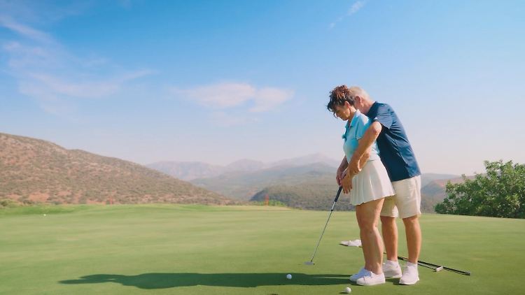 Franz und Mercedes kommen sich beim Golfen etwas näher.