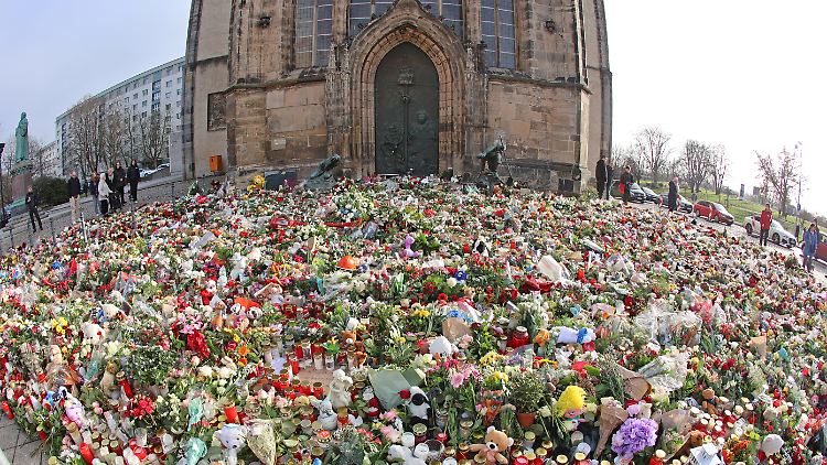 Trauernde brachten ihre Anteilnahme mit Blumen und Kerzen zum Ausdruck