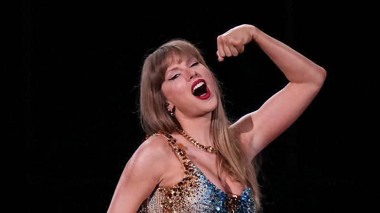 In der "New York Times" erklärte eine Psychotherapeutin, dass Swift für ihre Fans die Rolle einer großen Schwester einnehme. 