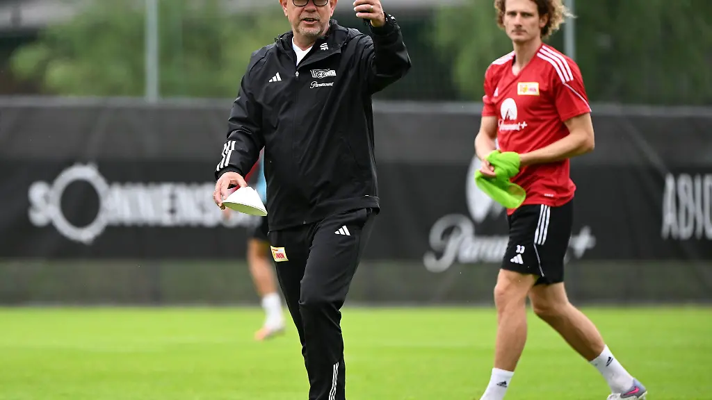 Unions-Trainer-Urs-Fischer-gibt-Komandos