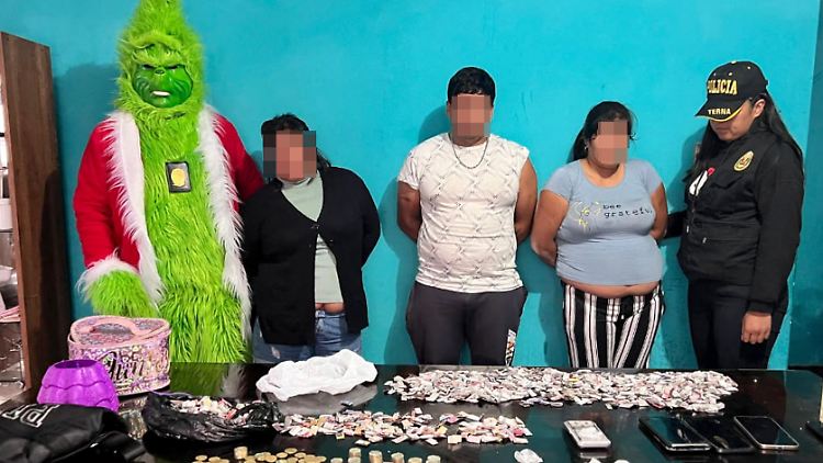 Der Grinch mit den drei festgenommenen Personen und den sichergestellten Drogen. 