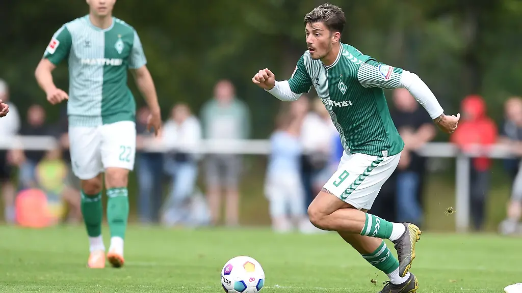 Werders-Dawid-Kownacki-am-Ball