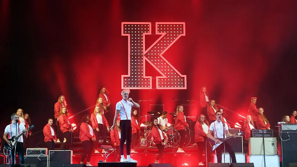 Die-Band-Kraftklub-steht-beim-Musikfestival-Juicy-Beats-auf-der-Buehne