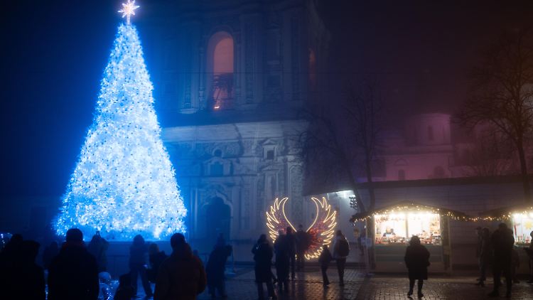 Ein Weihnachtsbaum in Kiew. "Heute stehen wir Seite an Seite", sagt Präsident Selenskyj. 