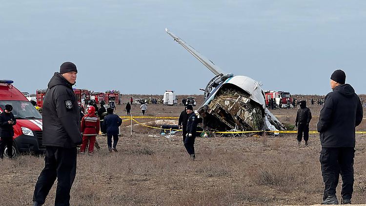 Nach ersten Informationen von Azerbaijan Airlines sei das Flugzeug vom Typ Embraer 190 in einen Vogelschwarm geraten, meldet Azertag.