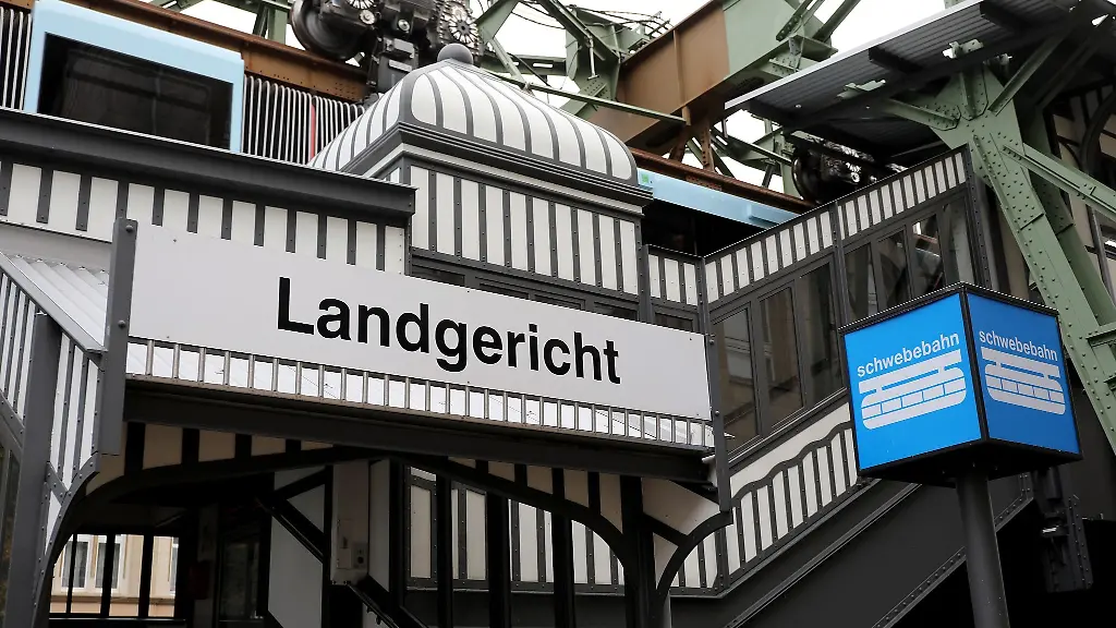 Die-Schwebebahn-Haltestelle-Landgericht