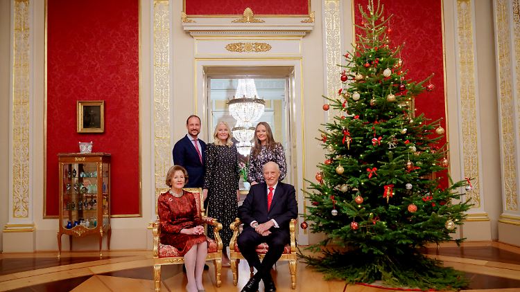 Der norwegische König Harald (r) und Königin Sonja (l) zusammen mit Kronprinz Haakon, Prinzessin Ingrid Alexandra (hinten r) und Kronprinzessin Mette-Marit (M).